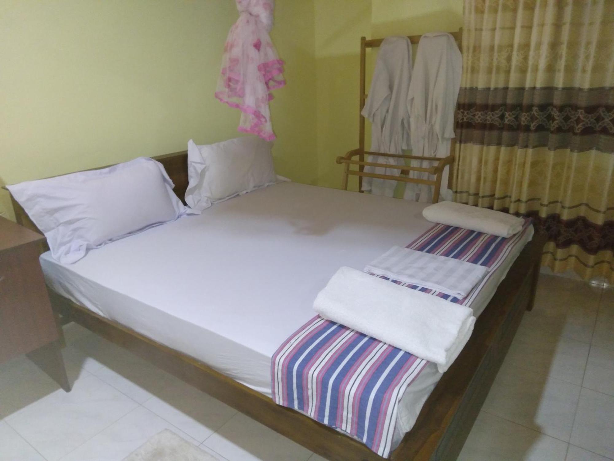 Suwani Pinnawala Homestay Phòng bức ảnh