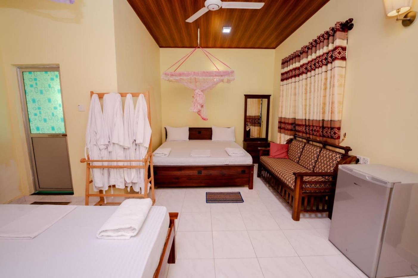 Suwani Pinnawala Homestay Ngoại thất bức ảnh