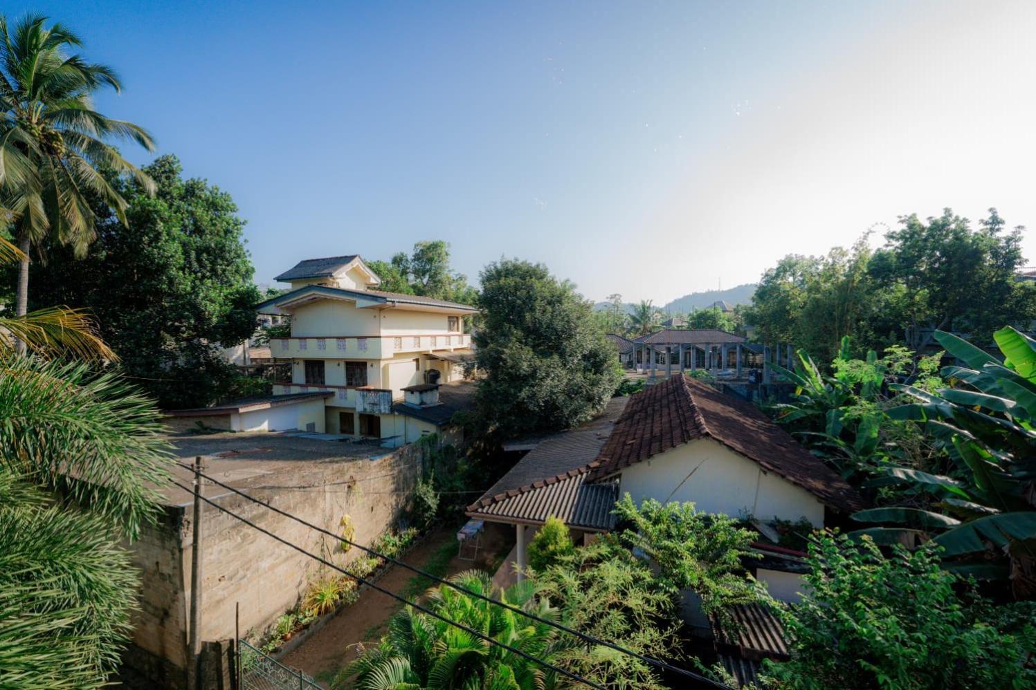 Suwani Pinnawala Homestay Ngoại thất bức ảnh